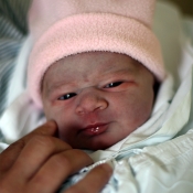 růžová čapka jí sluší