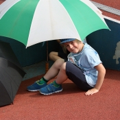 deštník nás chrání, před deštěm ale ne :)