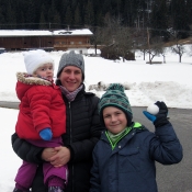 S mamkou a Johankou, v pozadí naše chalupa s menším kravínem :-)