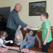 Držím se od dědy dál, taky mi chtěl dát pusu